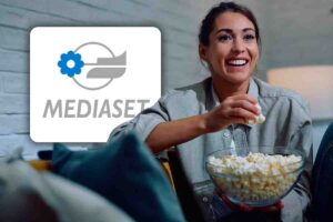 Donna con popcorn e logo Mediaset