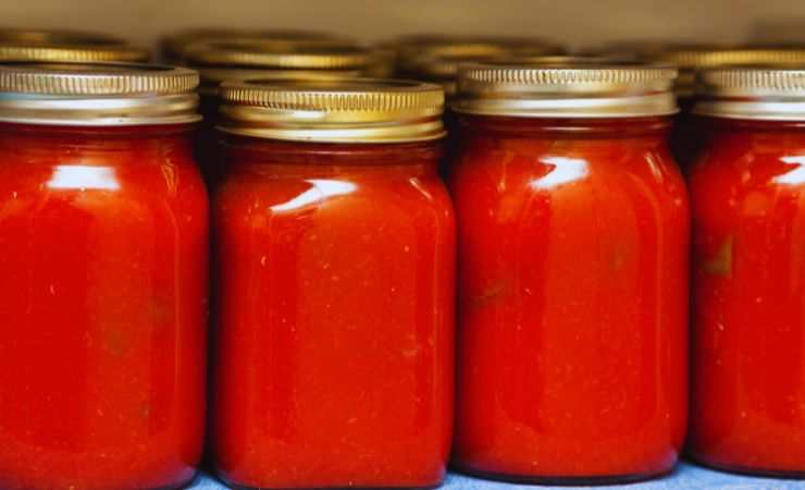 barattoli di passata di pomodoro in fila