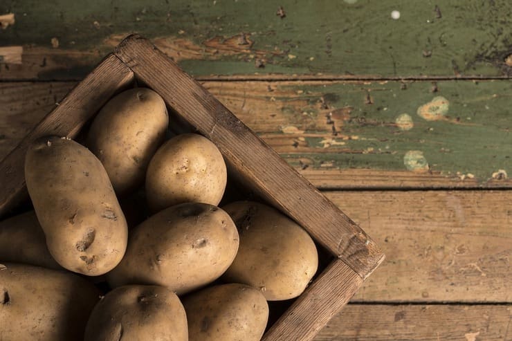 Patate in una cassetta al buio