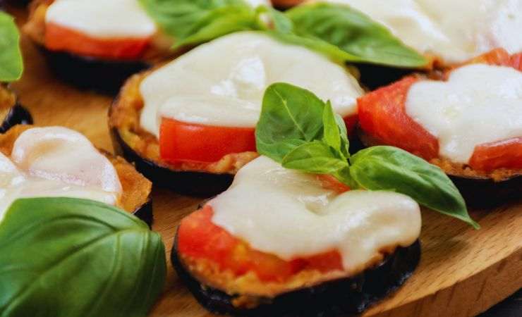 melanzane con pomodoro e mozzarella e basilico