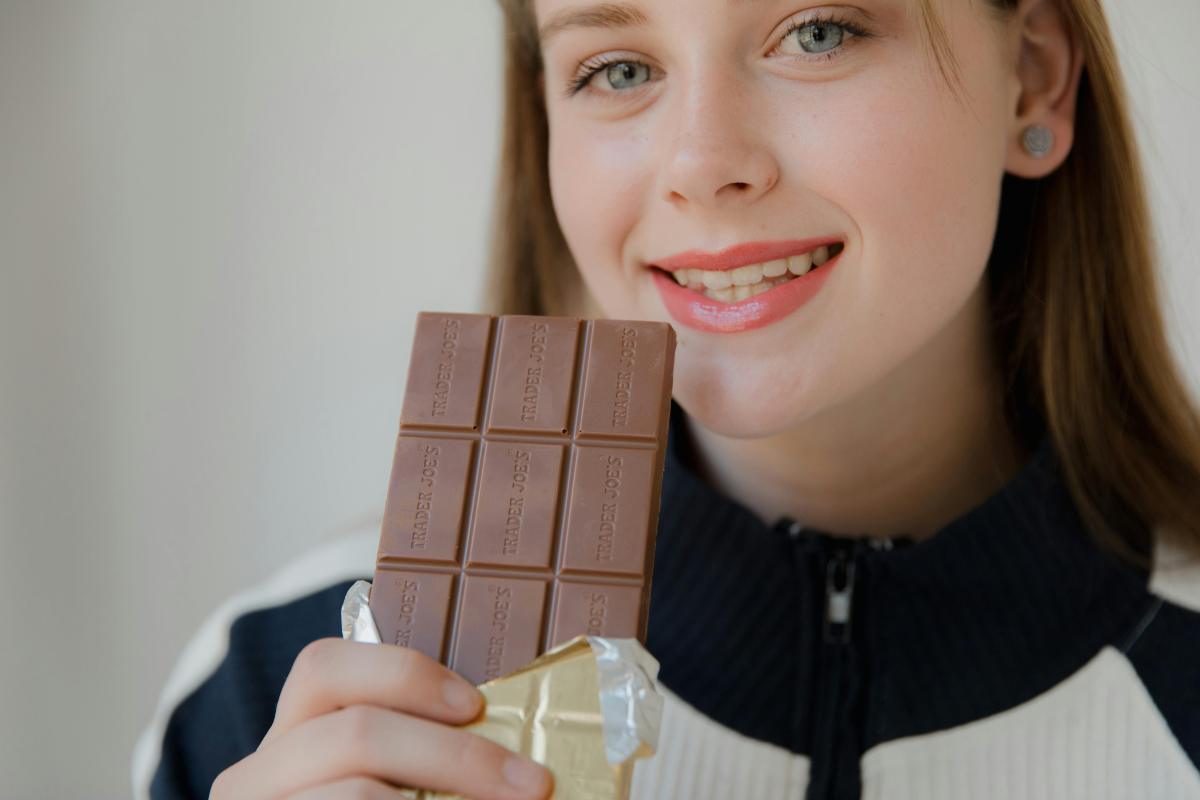 donna che mangia cioccolato