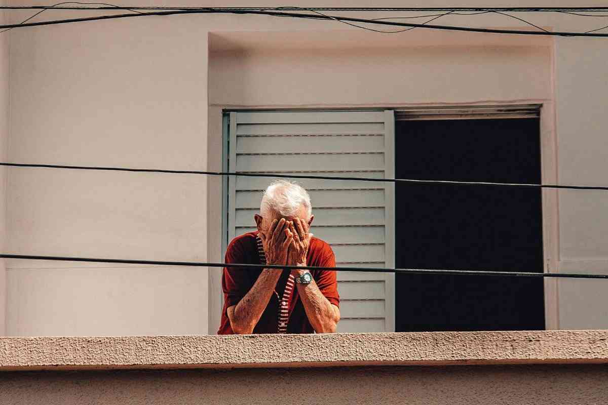 anziano dal balcone