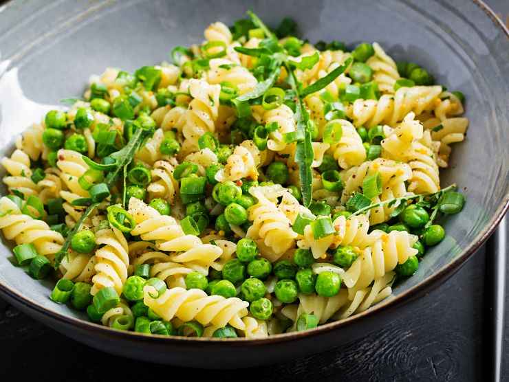 fusilli con piselli