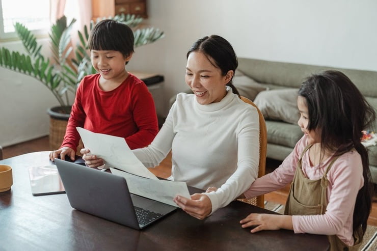 Mamma al PC con due bambini