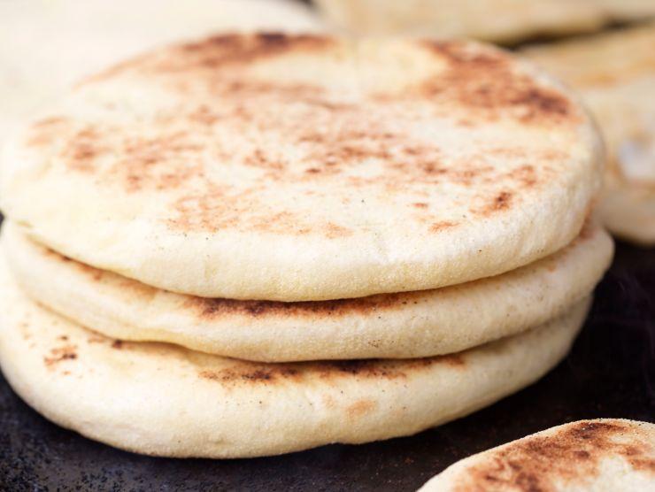 pila di pezzi di pane sottile