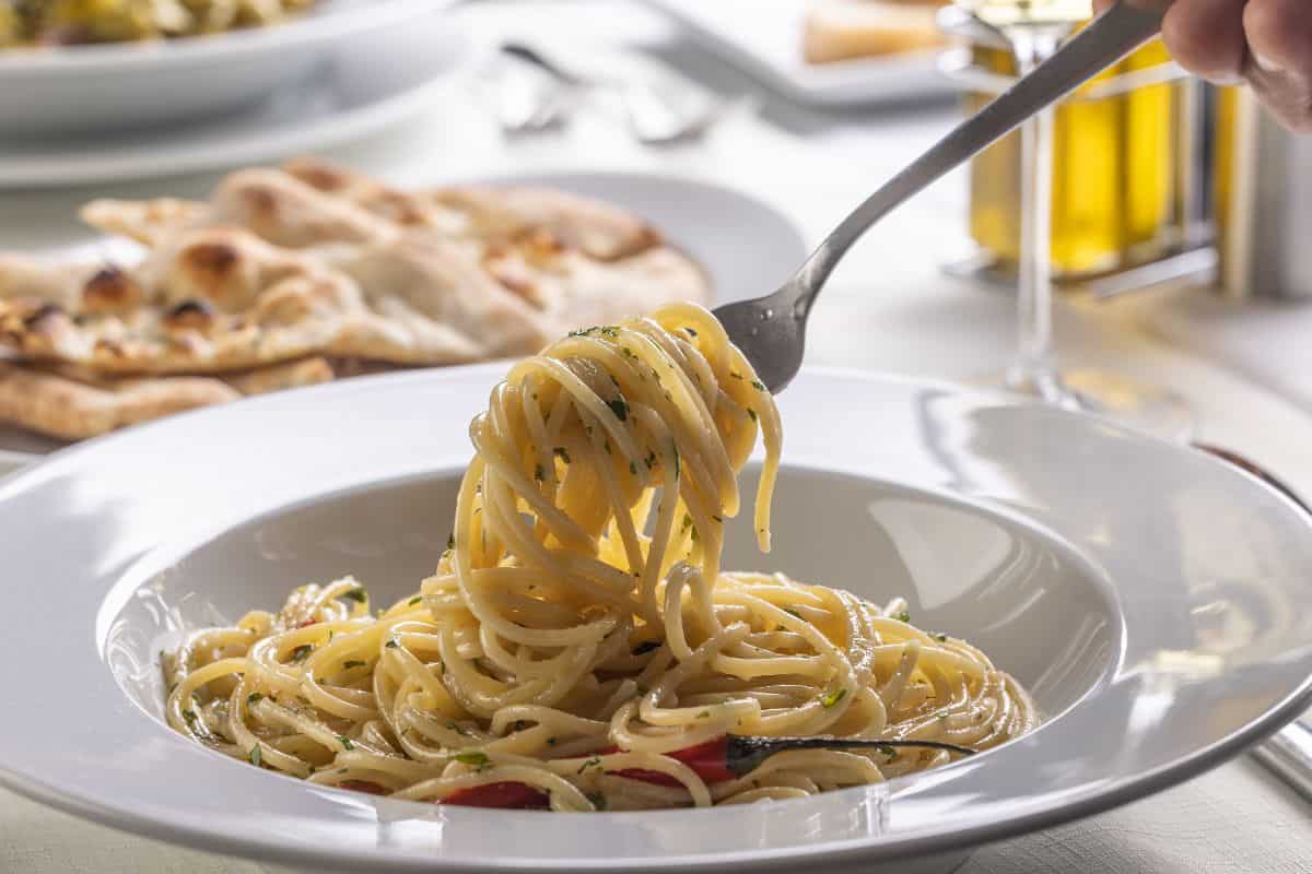 spaghetti aglio olio e peperoncino nel piatto